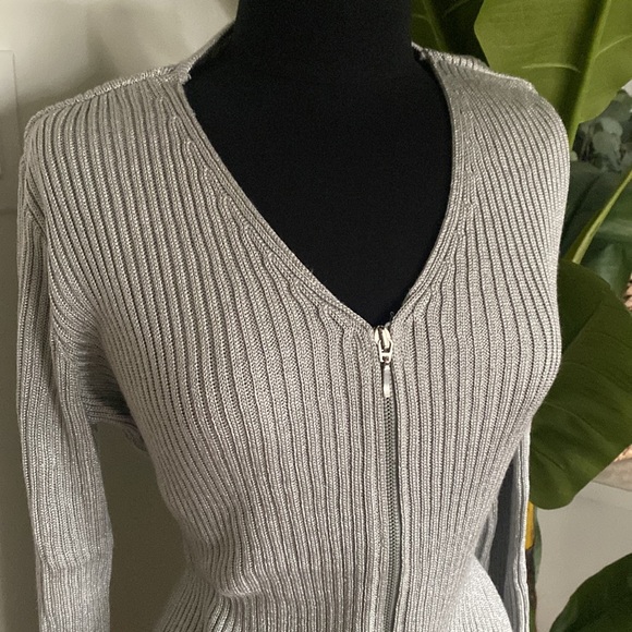 Beautiful Silver Cardigan with Zipper - Picture 3 of 8